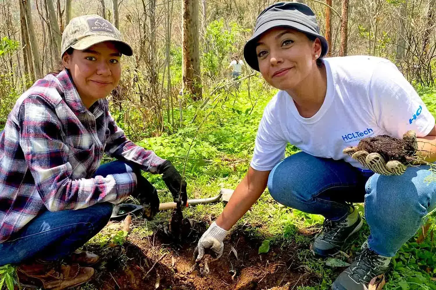 Planting trees and saplings in Guadalajara to benefit reforestation