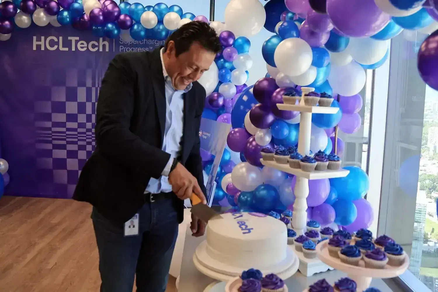 Raul Gil, Jefe del Centro de Entrega, corta el pastel durante las celebraciones de renovación de la marca.